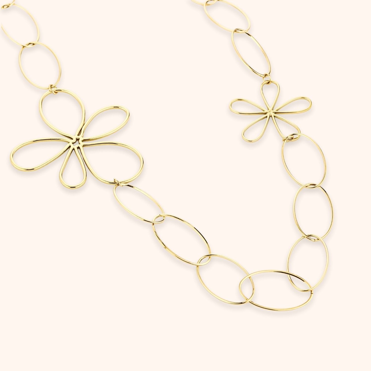 Lange ketting 85 cm met ovale schakels en bloem bedels goud stainless steel