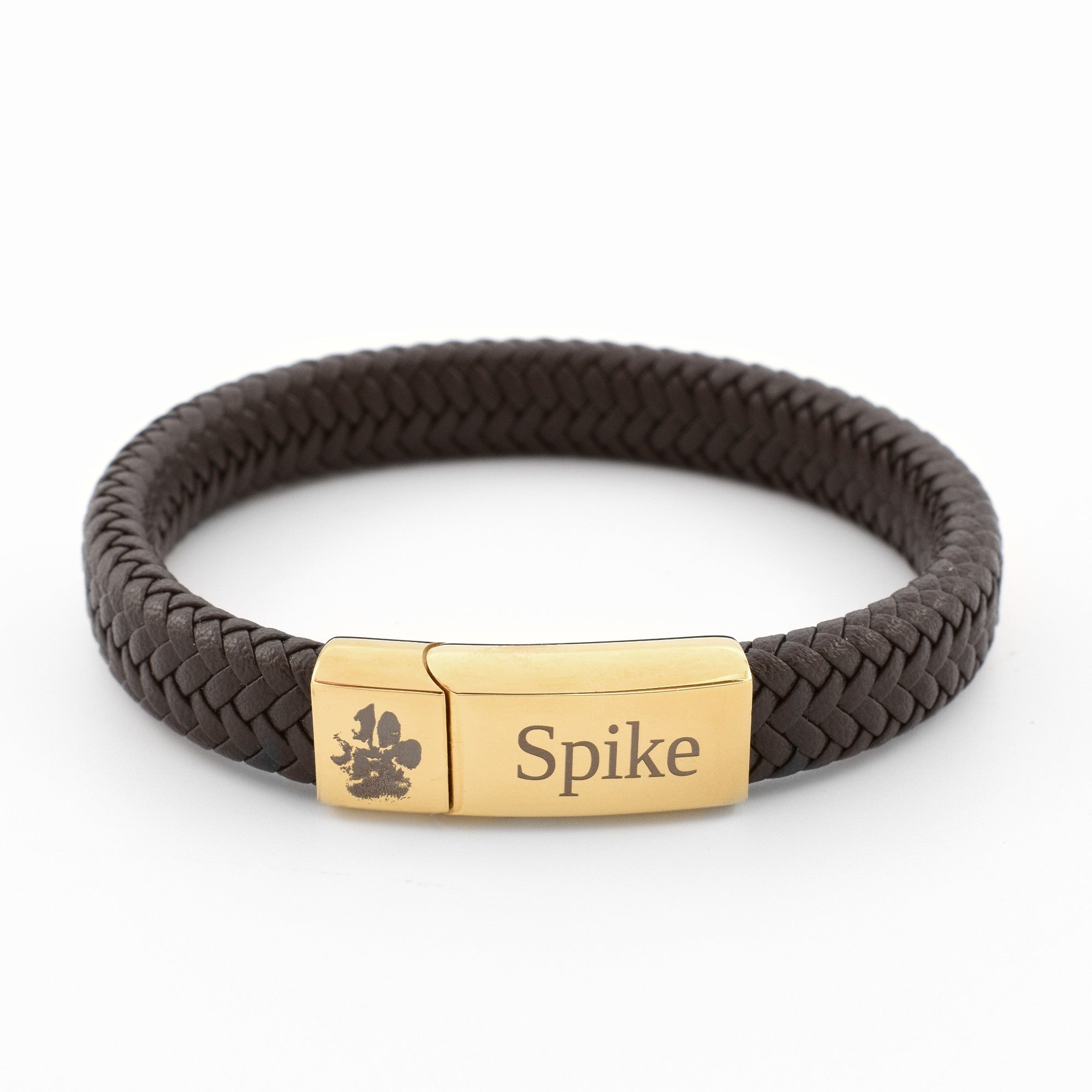 Bruin lederen armband voor heren gegraveerd met een pootafdruk en naam hond.