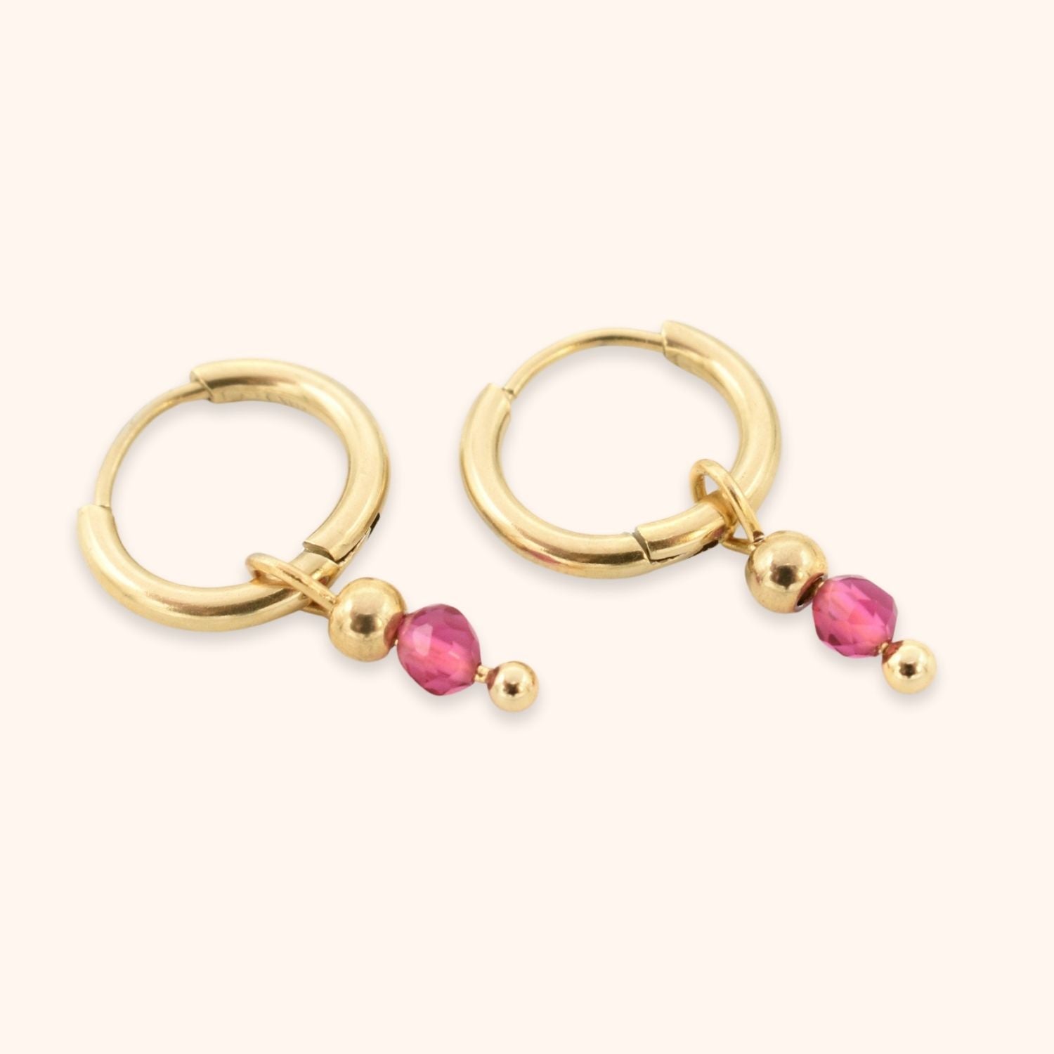 Hoops oorbellen met fuchsia roze kraaltje goud stainless steel