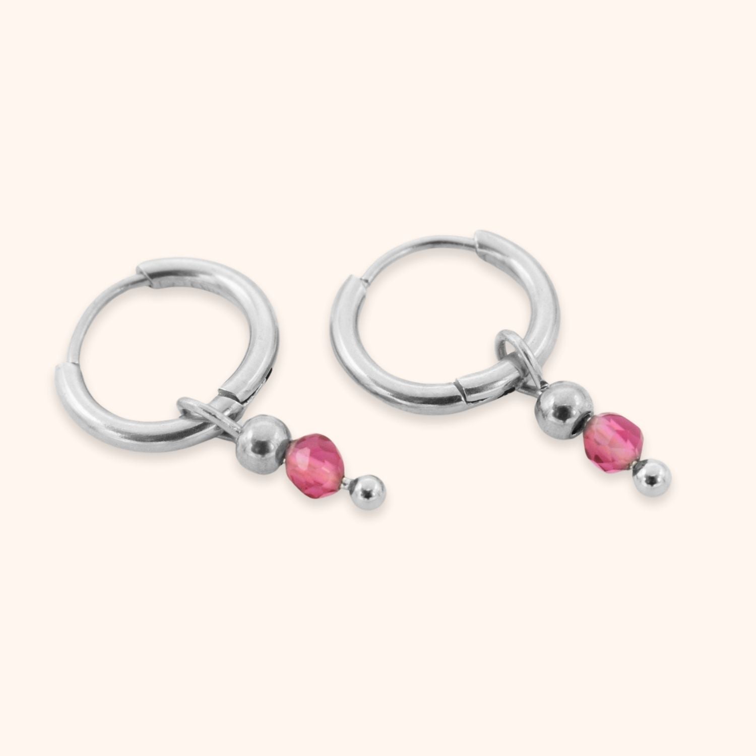 Hoops oorbellen met fuchsia roze kraaltje zilver stainless steel