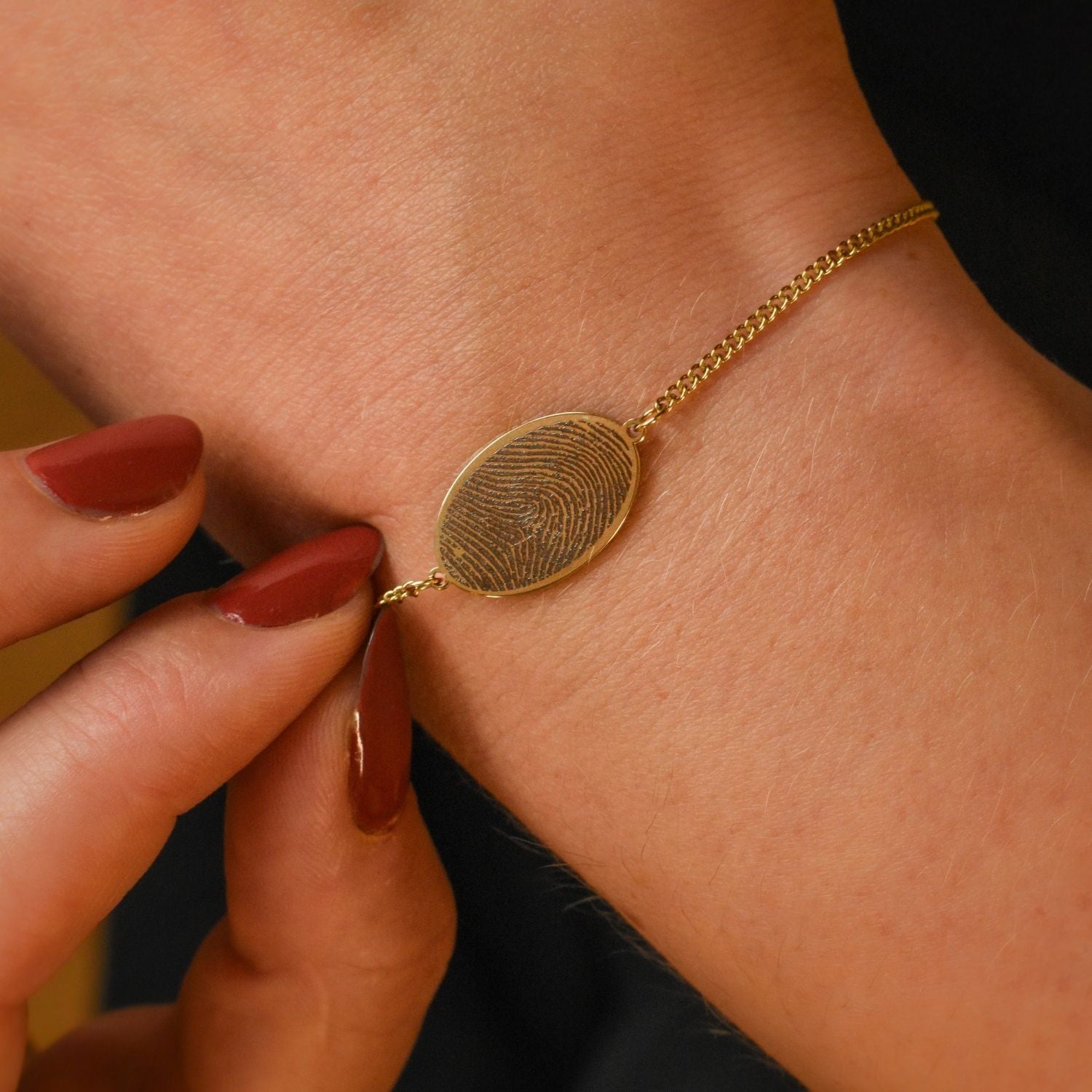 Dames armband vingerafdruk gegraveerd op een ovaal plaatje goud 