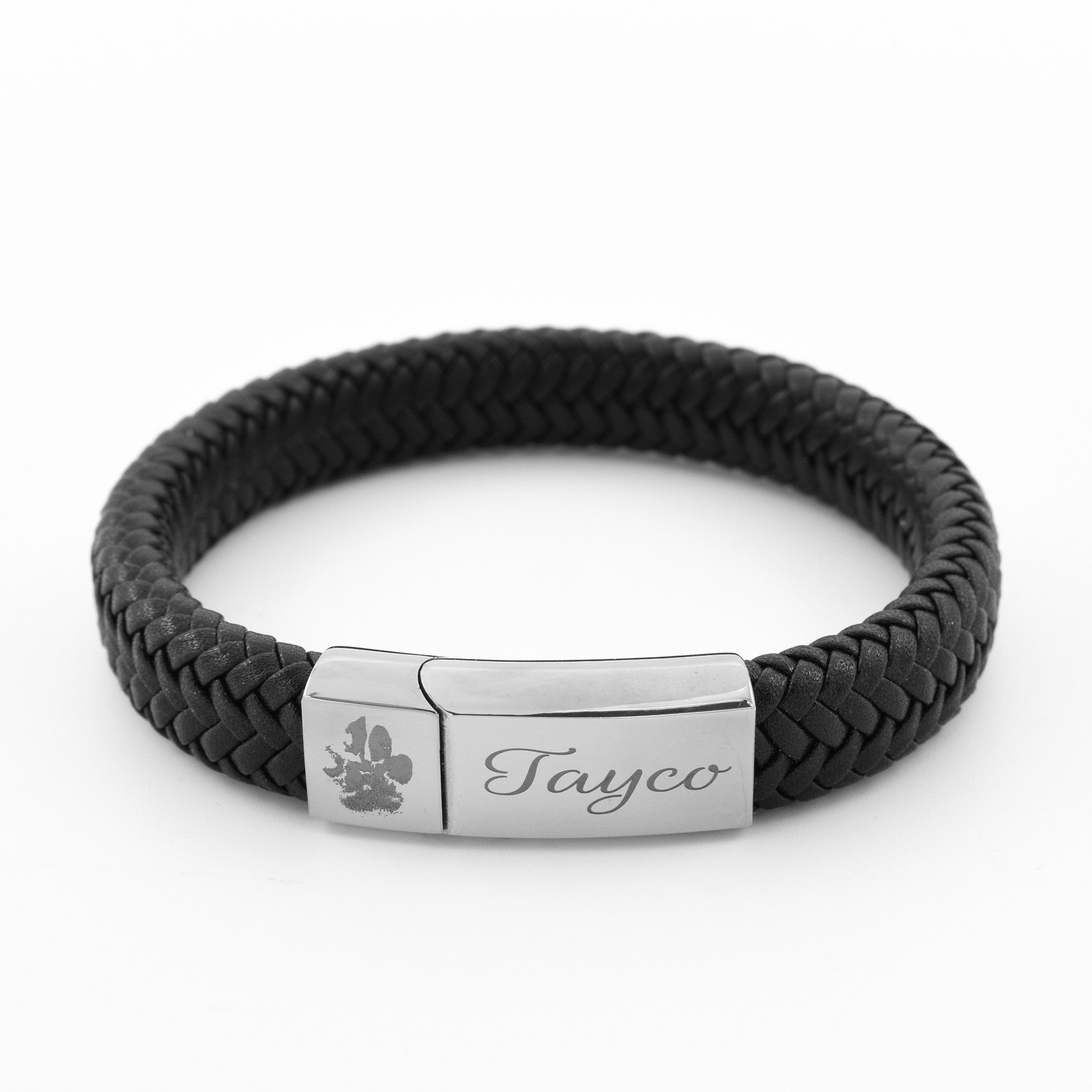 Zwarte lederen armband gegraveerd met een pootafdruk en naam hond.