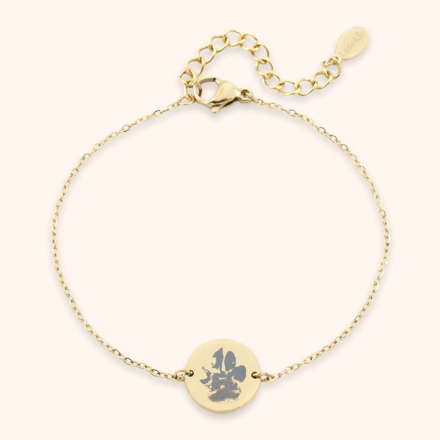 Armband met rond plaatje gegraveerd met een pootafdruk hond goud stainless steel