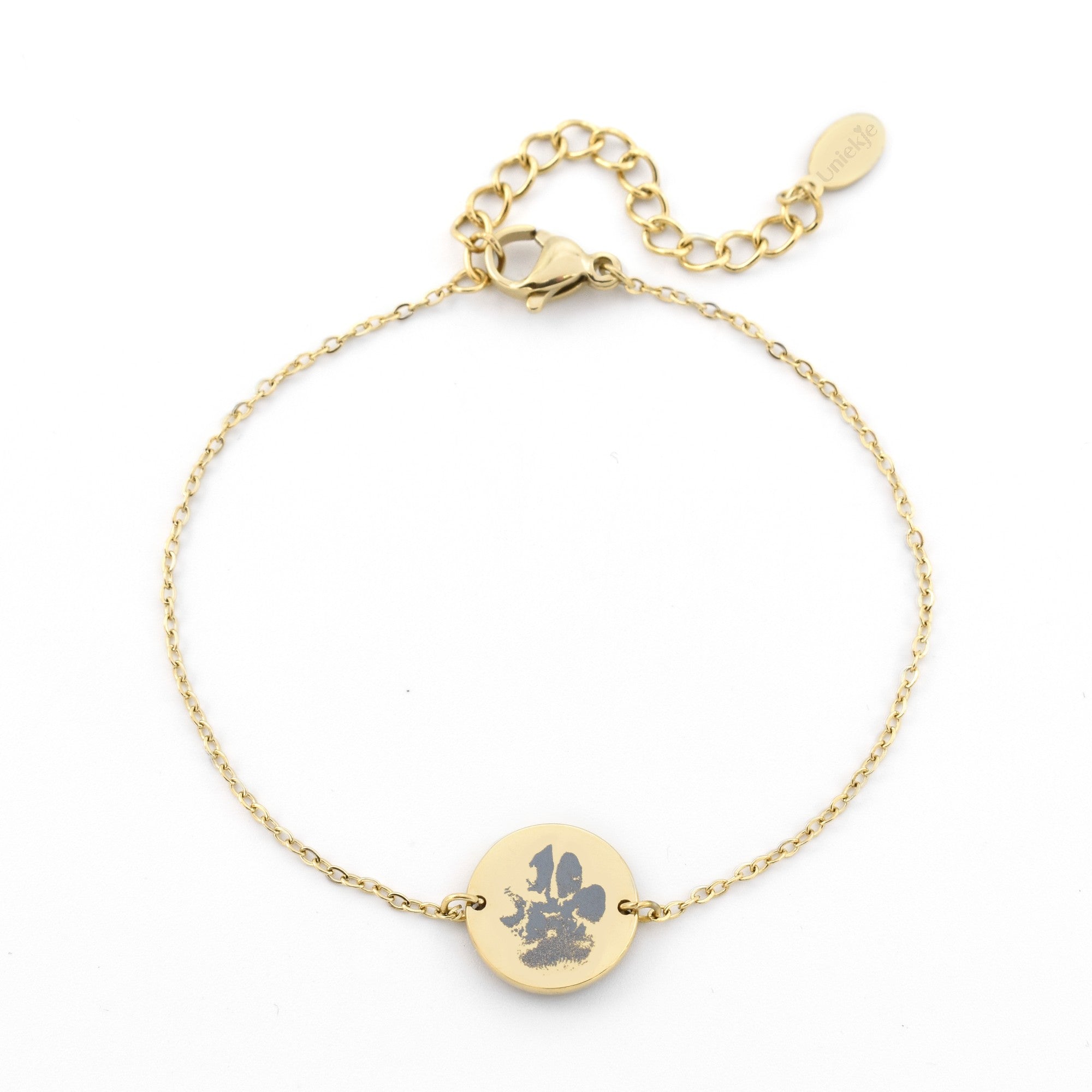 Armband met rond plaatje gegraveerd met een pootafdruk hond goud stainless steel