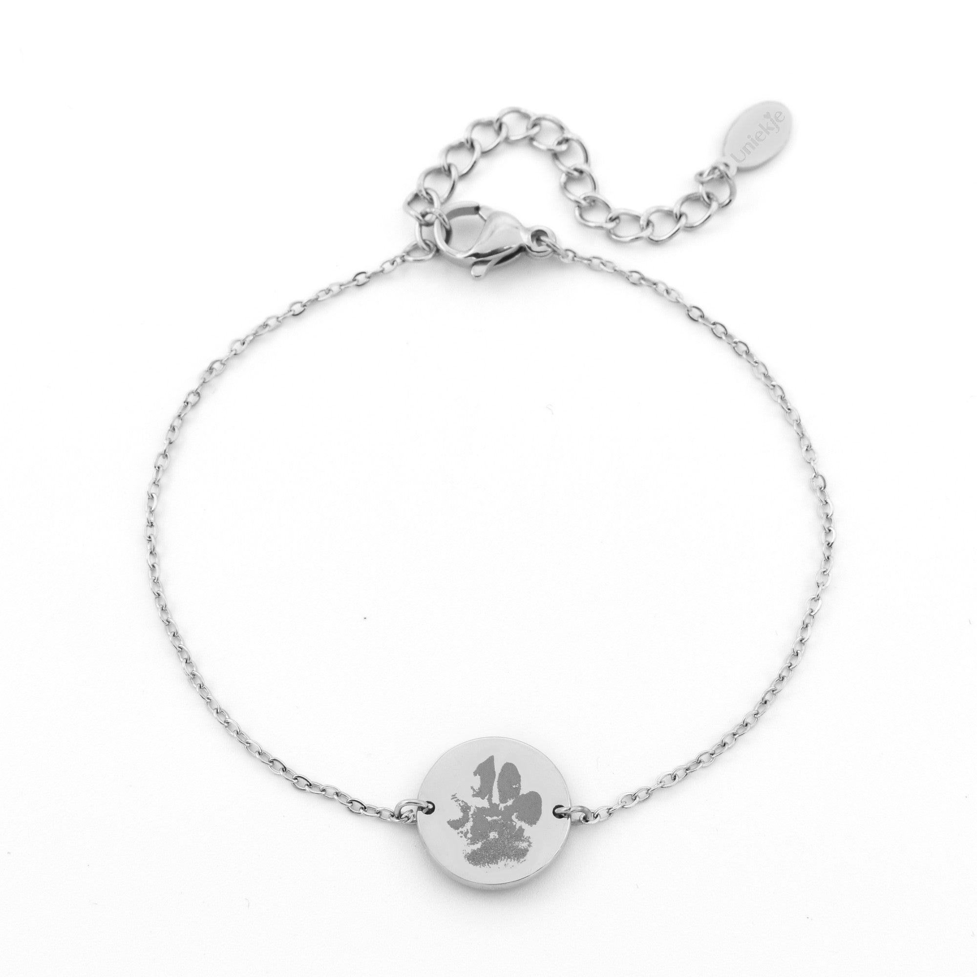 Armband met rond plaatje gegraveerd met een pootafdruk hond zilver stainless steel