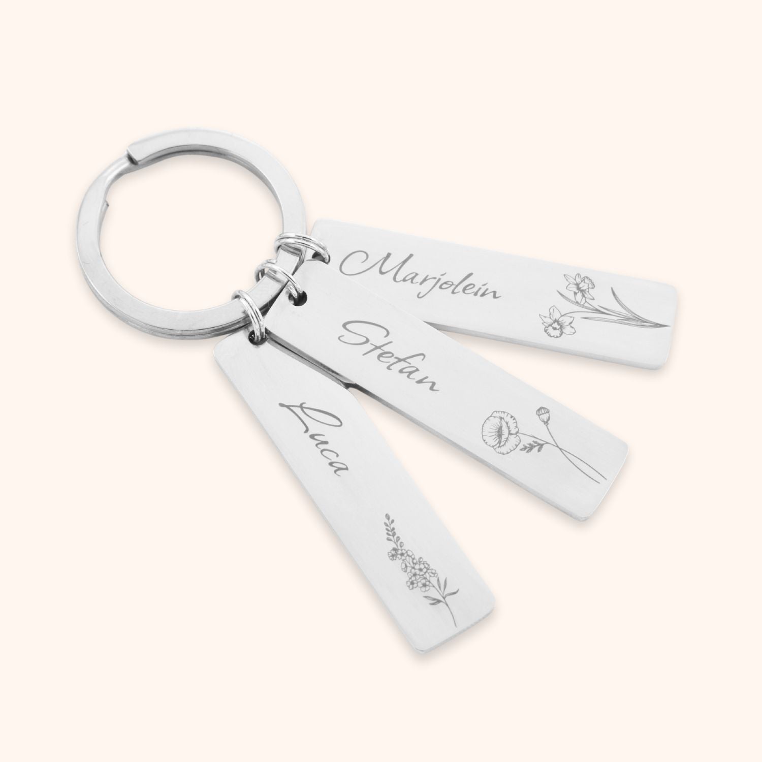 Gepersonaliseerde sleutelhanger met 3 namen en geboortebloemen zilver