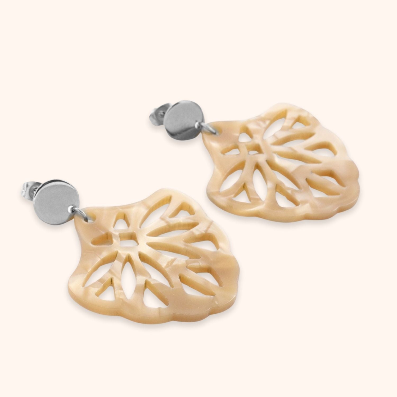 Statement resin oorbellen beige waaier zilver