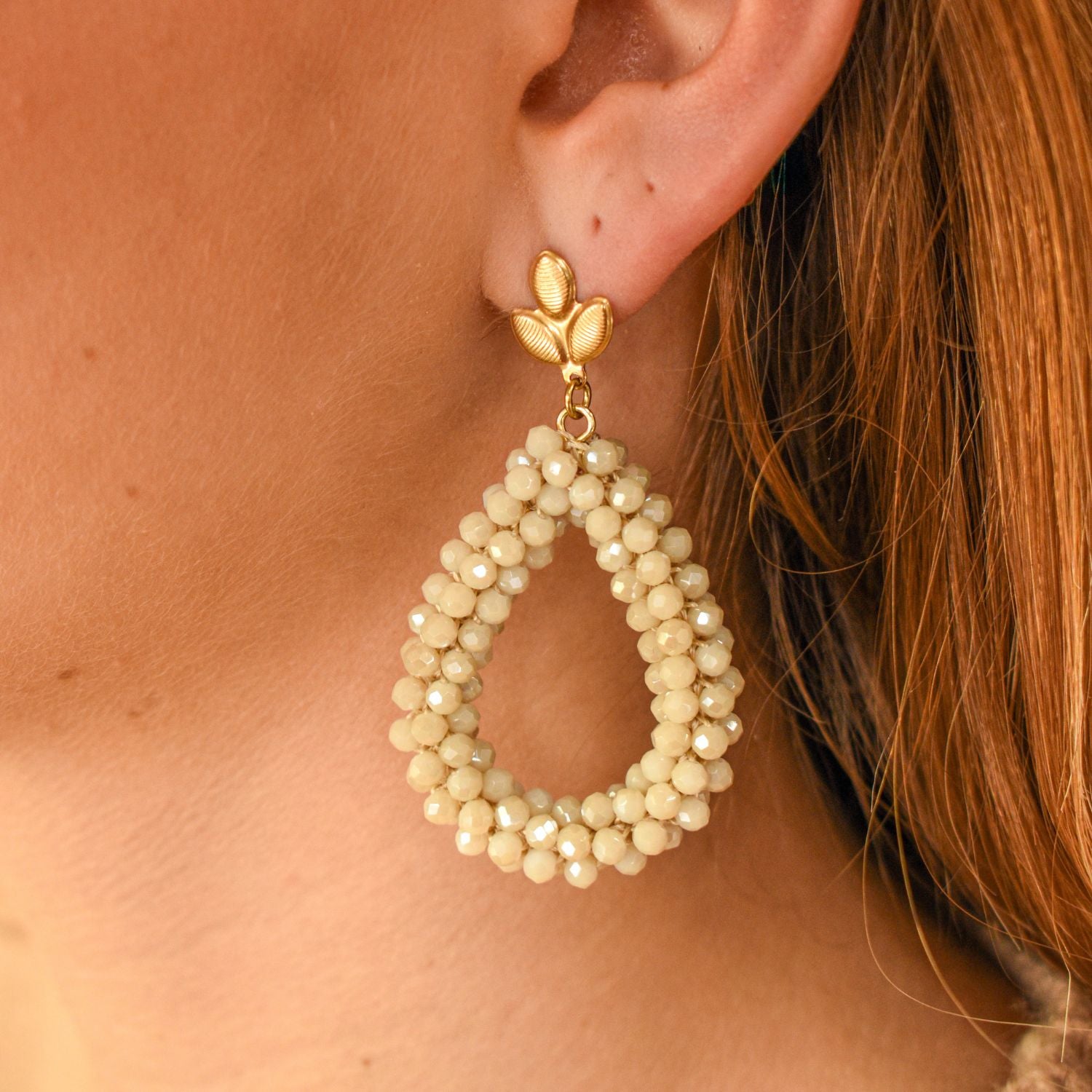 Statement oorbellen druppel beige