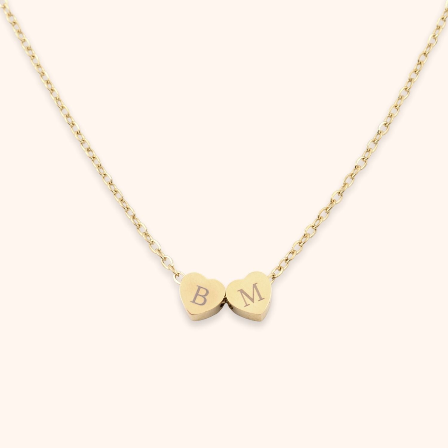 Dames ketting twee hartjes gepersonaliseerd met 2 initialen goud.