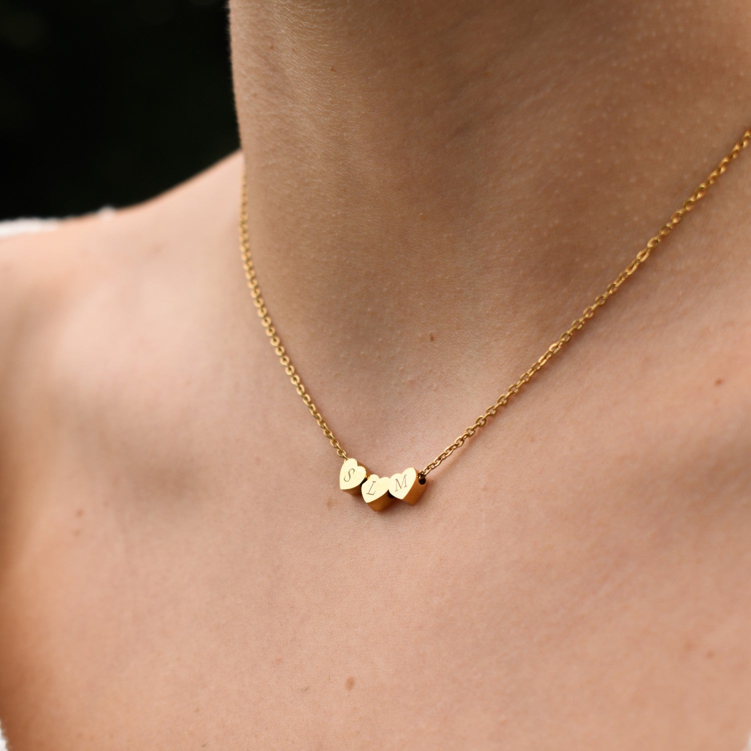 Gegraveerde dames ketting drie hartjes gepersonaliseerd met 3 initialen goud.