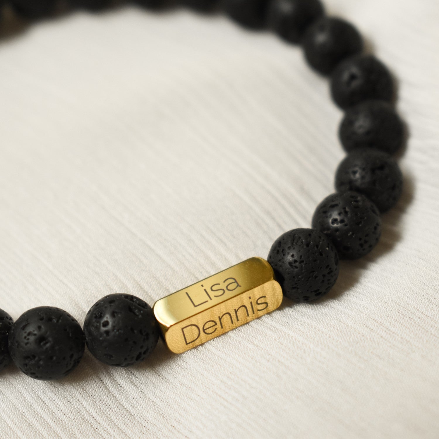 Gegraveerde lavasteen heren armband met namen zwart