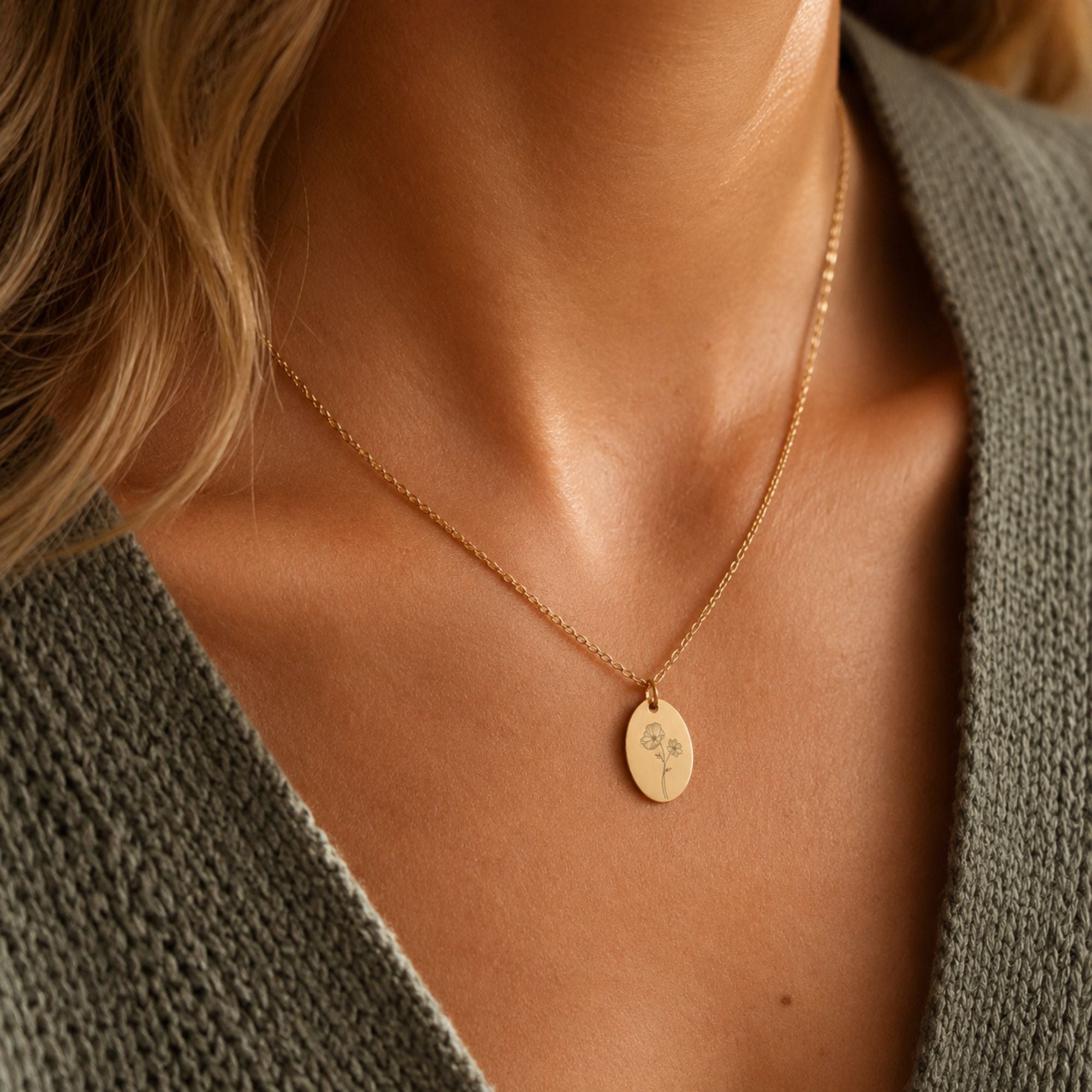 Gepersonaliseerde geboortebloem ketting oktober cosmea goud ovale hanger