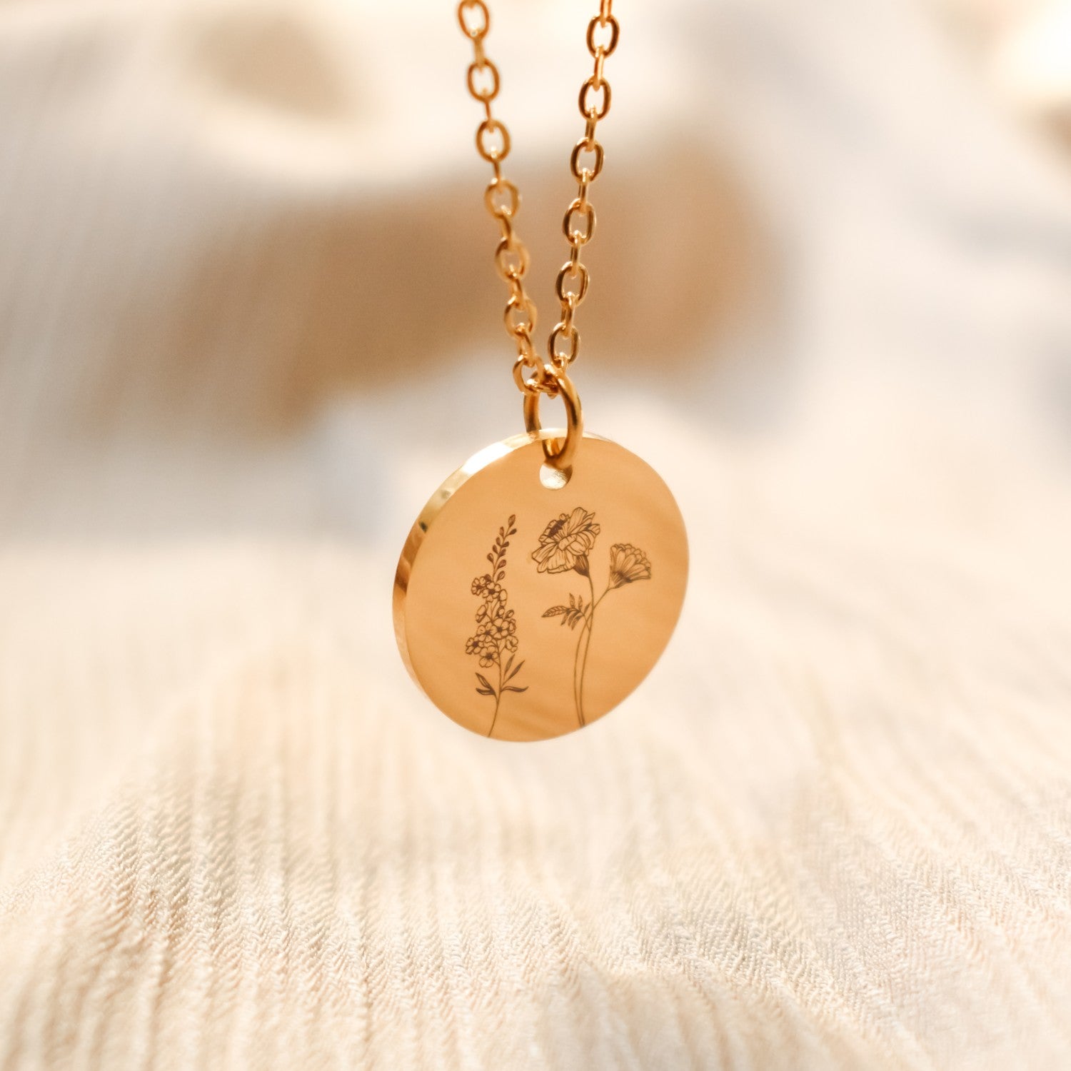 Gepersonaliseerde dames ketting goud met 2 geboortebloemen gegraveerd op ronde hanger